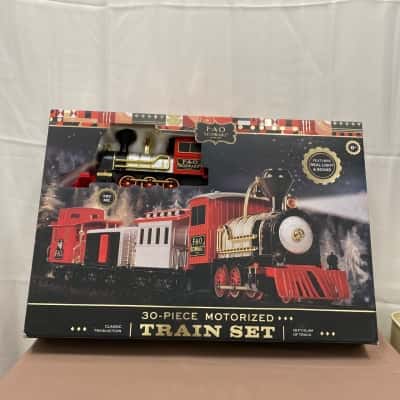 F.A.O Schwarz 30 piece Motorized 18 Foot Classic Train set