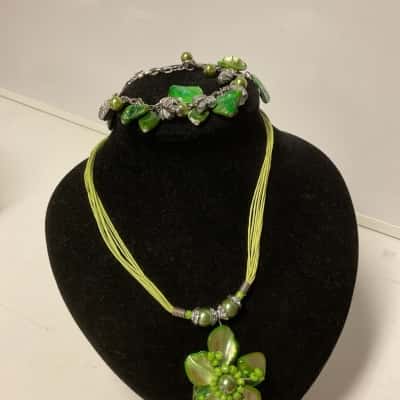  Womens Bracelet / Necklace Green shell / Silver tones