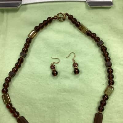  Womens Beaded Necklace / Earrings glass