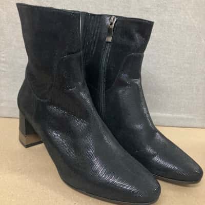 Gorgeous black leather boots made in Italy Size 40  