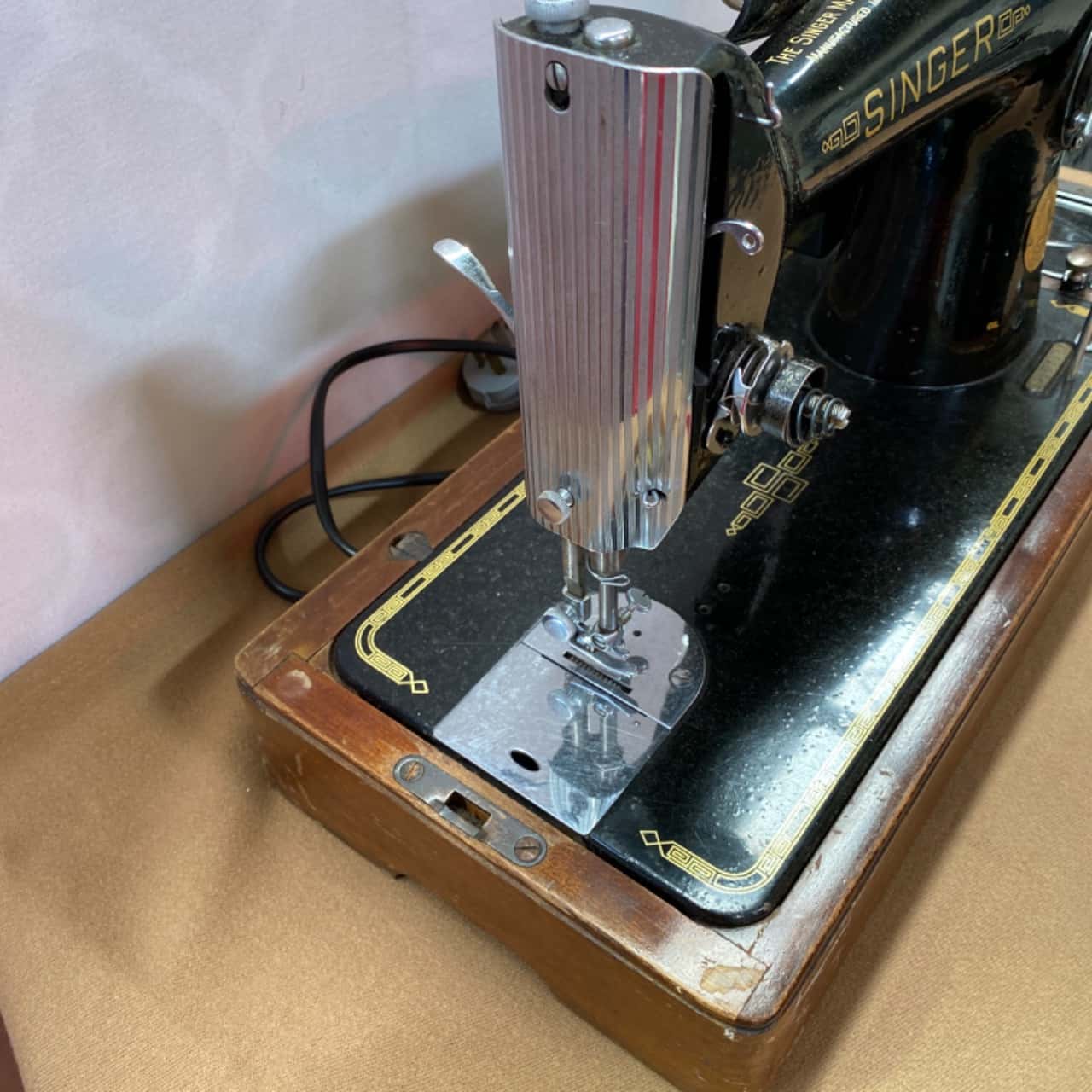 Vintage Singer Sewing Machine [PICK UP ONLY]