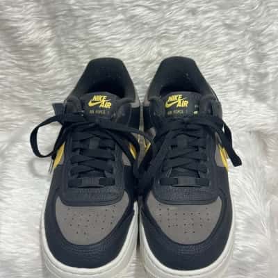 Nike Unisex  Size 8 Black  / Gold sneakers 