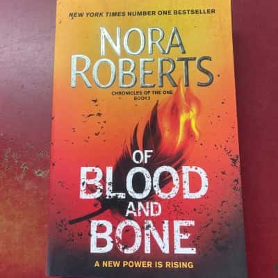 Of Blood and Bone, Nora Roberts 