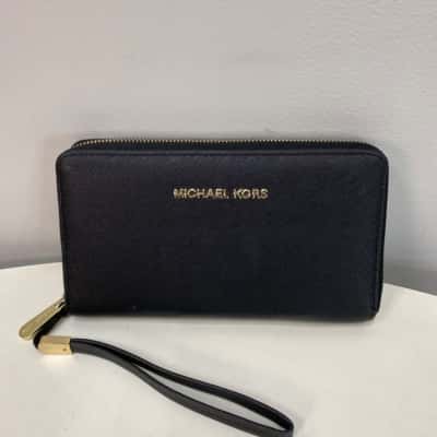 BNWOT Michael Kors Womens Clutch / Wristlet Black  / Gold 