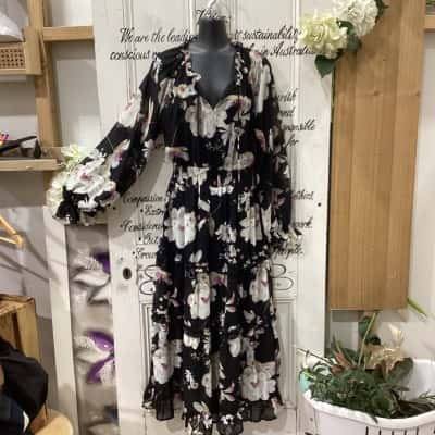 Chasing Kate Brand! NWOT LONG SLEEVED STUNNING TIERED MAXI DRESS! Womens  Size 10 Floral Dress / Long Sleeve Dress / Maxi Dress Black  / Floral / Pattern 