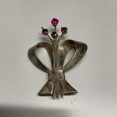  Womens Brooch Pink  / Silver tones