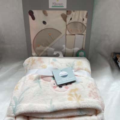 Little Haven Baby bundle includes Blanket, hooded towel, wash kit & washcloths *NEW STILL IN PACKAGING  