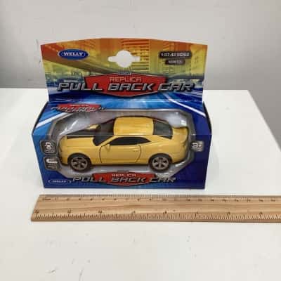 NIB Welly pull back car die cast Aston Martin yellow 