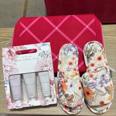  Women’s Gift Bundle - Contains new cosmetic bag, new floral pattern slippers & x3 hand cream pack  *Slippers are Size 7-8 
