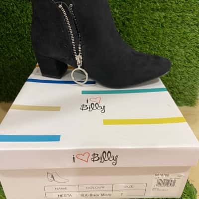  Womens  Size 7 Heels Black  