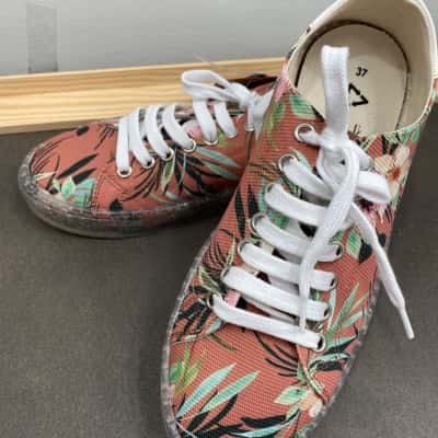 Recyclers Womens Recycled Sneakers Size 37 Brown / Floral 