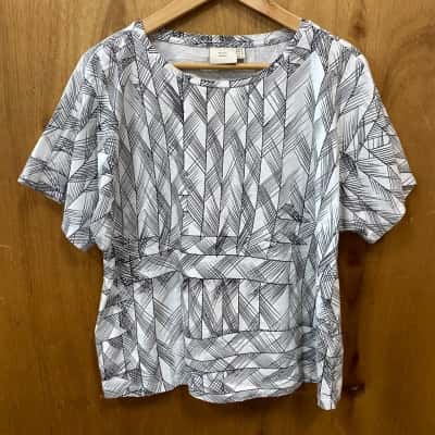 ELK White/Black Patterned Top Size 12