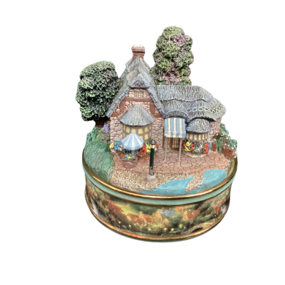 Thomas Kinkade “Stonebrook Inn” Porcelain Illuminated Music Box 