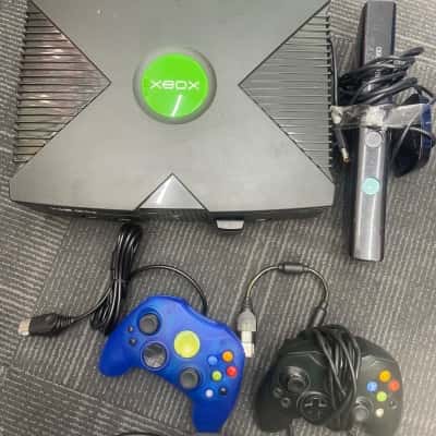 Xbox 360 Console, x2 controllers and Xbox 360 Kinect 