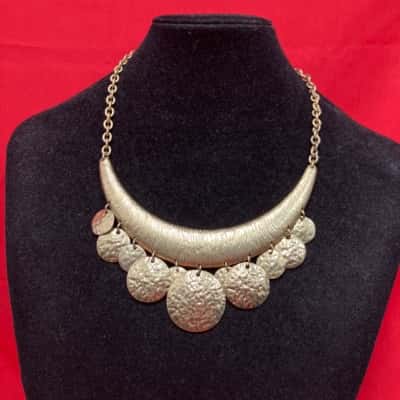  Women's Gold Tone Necklace 