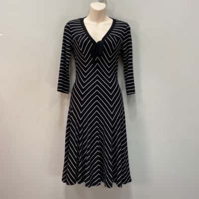 Review Womens  Size 6 Midi Stretchy Dress Black  / Striped / White 