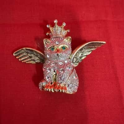  Women's Winged Kitty Wearing a Crown Brooch 