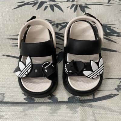 Adidas Kids Black  / White Sandals 24-25