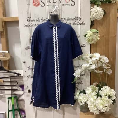 WORTHIER BRAND! Womens  Size M / S Shirt Dress Navy Blue / White! BEAUTIFUL 100% LINEN BUTTON UP DRESS! FEATURES A COLLAR AND WAVE RIBBON DESIGN! GREAT FOR DRESSING UP OR DOWN!