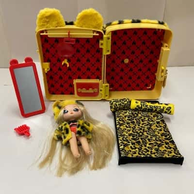 2021 MGA Entertainment - Na! Na! Na! Surprise 3-n-1 Backpack Bedroom Playset Jennel JAGUAR - 566946 575191