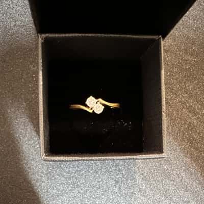 Elegant 18kt Gold Ring with 2 Diamonds 