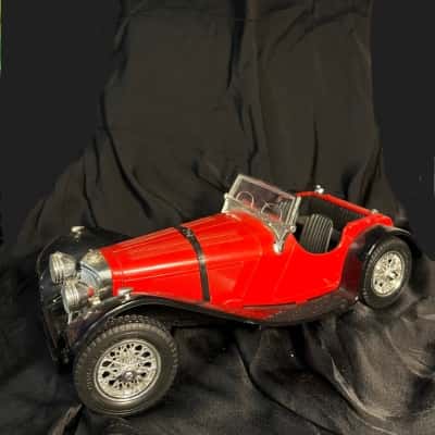 Durago 1/18 Jaguar SS 100 1937 + Roof Attachment And Spare Tyre