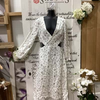 Her Fox The Label Brand! BNWT! THE ALEXANDRA CUT-OUT FLORAL DRESS! Womens  Size 10 Floral Dress / Long Sleeve Dress / Midi Dress Floral / Pattern / White 