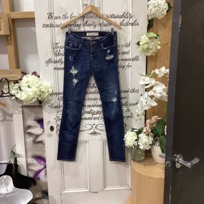 AMBERCROMBIE & FITCH BRAND! Womens  Size 2 Low Rise Jeans / Skinny Jeans Blue! STUNNING RIPPED, SKINNY, LOW RISE JEANS! DETAILS ON BACK POCKETS! GREAT FOR DREESING UP OR DOWN!