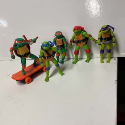 Teenage mutant ninja turtle figurines x 5