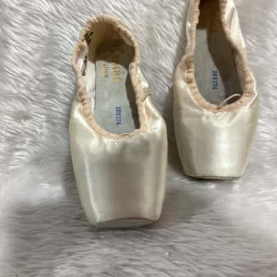  Unisex  Size 7 Champagne ballet shoes