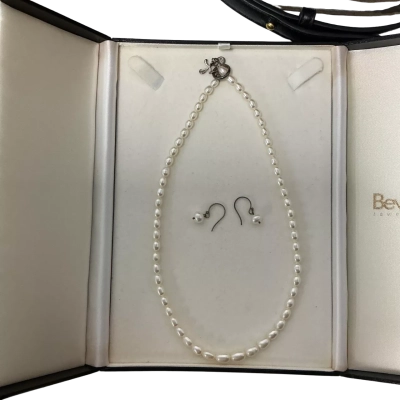  Womens pearls Necklace