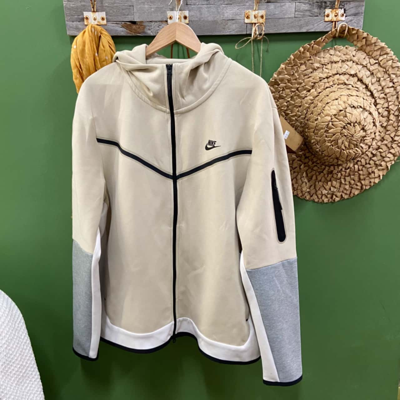 BNWT Nike Mens Zip up Hoodie Size XL Beige / White