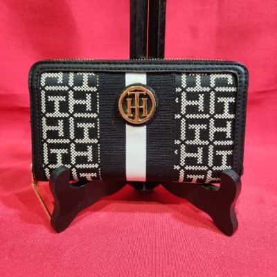 Ladies Tommy Hilfiger Zip-around Wallet - EUC