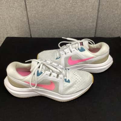 Nike runners  Size 9 Pink  / White 