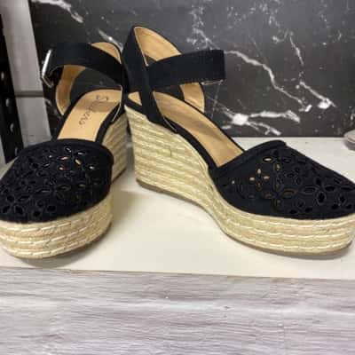Skechers  Size 6 Black  wedges 