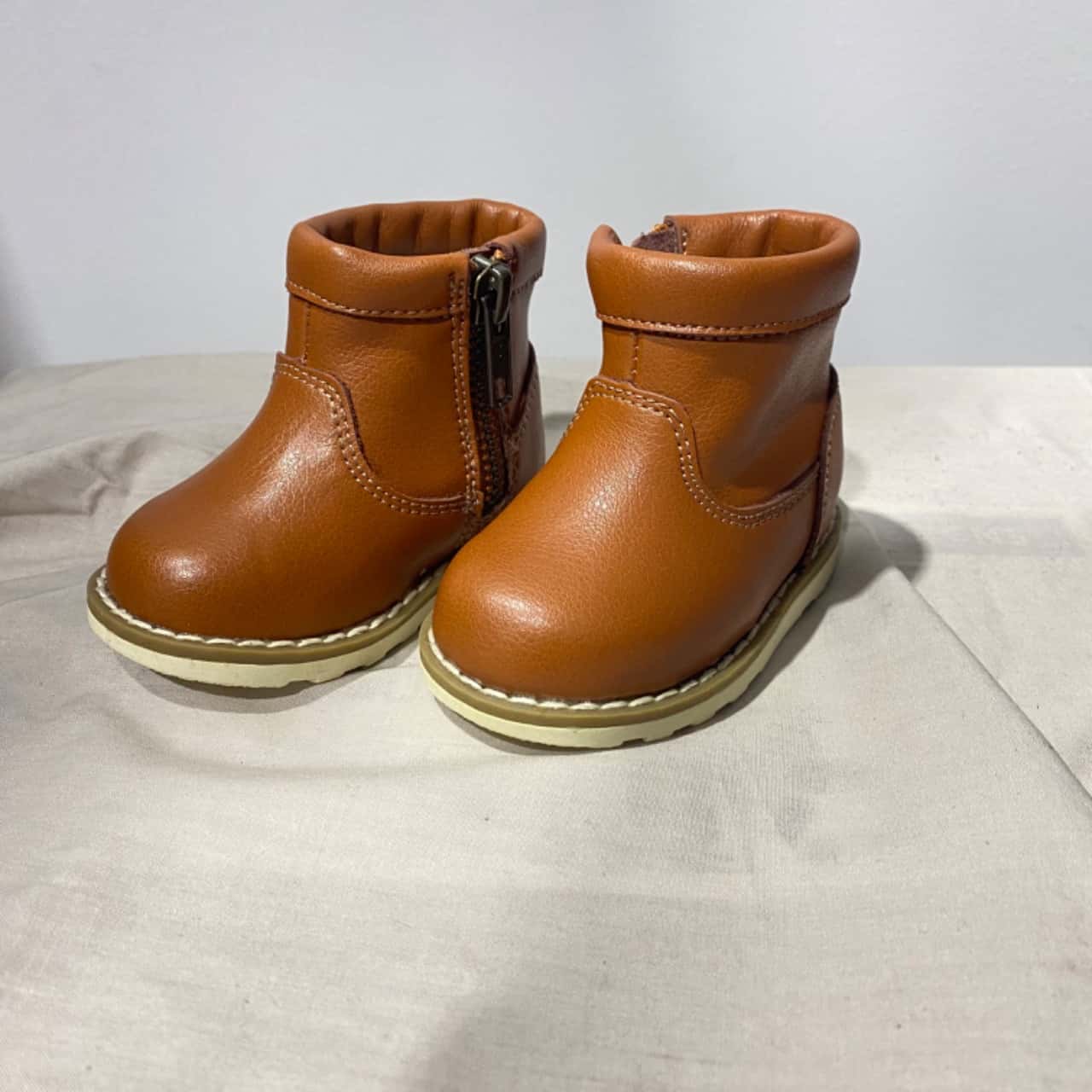 Country Road Kids Size 18 Shoes & Socks Beige / Brown (s)