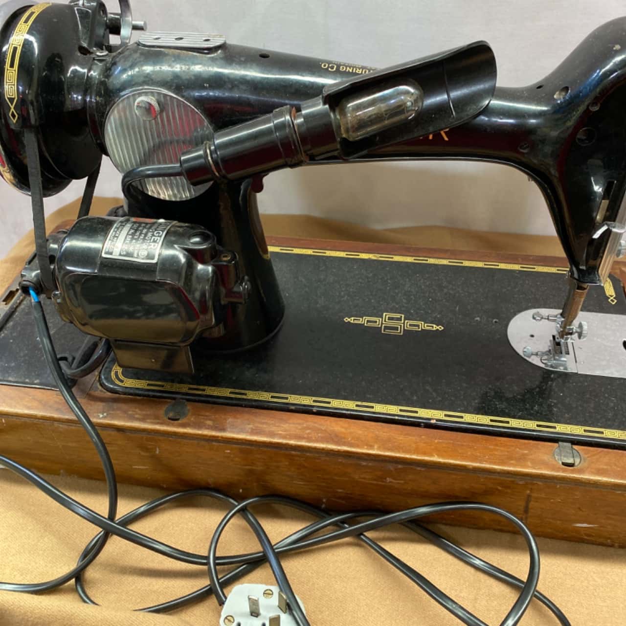 Vintage Singer Sewing Machine [PICK UP ONLY]