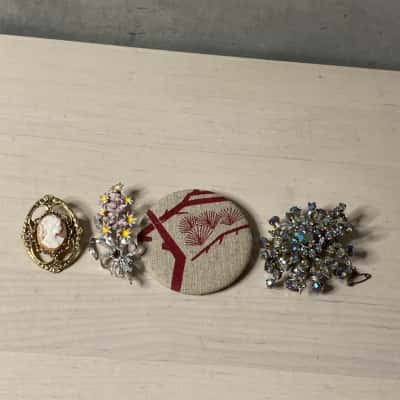"Cameo" 4x Brooch Bundle 