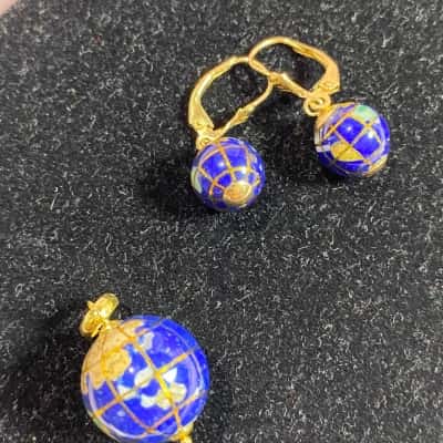 14 K YELLOW GOLD GLOBE PENDANT WITH CONTINENTAL STYLE HOOK EARRINGS  