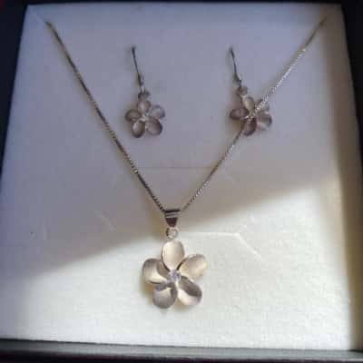  Womens Earrings / Necklace silver
