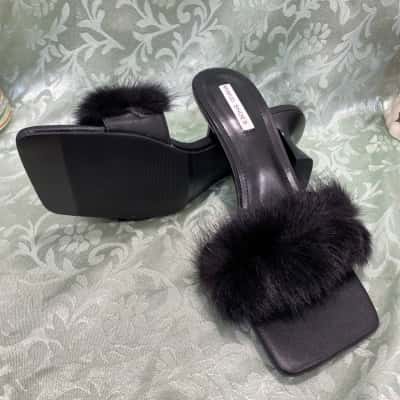  Womens  Size 7 Heels Black  