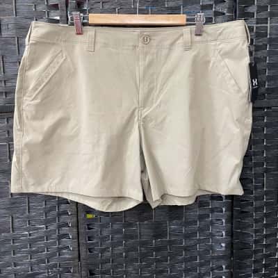Under Armour Mens  Size 40 Beige Shorts