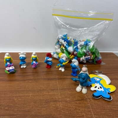 Assortment of Smurf figurines and 2 x key rings 