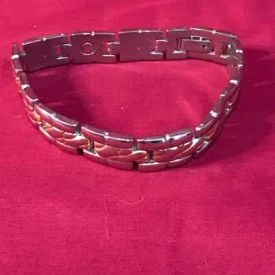  Unisex Silver & Gold Tone Magnetic Therapy Bracelet featuring a Texture Swirl Link Design