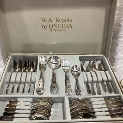W.A. Rogers by Oneida 32 piece Dinner ser