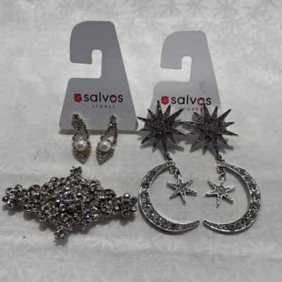  Womens SILVER-TONE SPARKLY PACK - Earrings x 2 plus broken brooch 