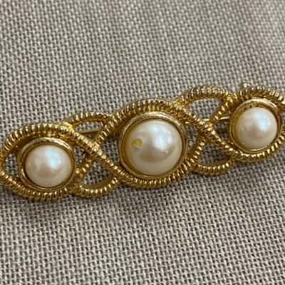  Womens Gold Tone and Faux Pearl Brooch