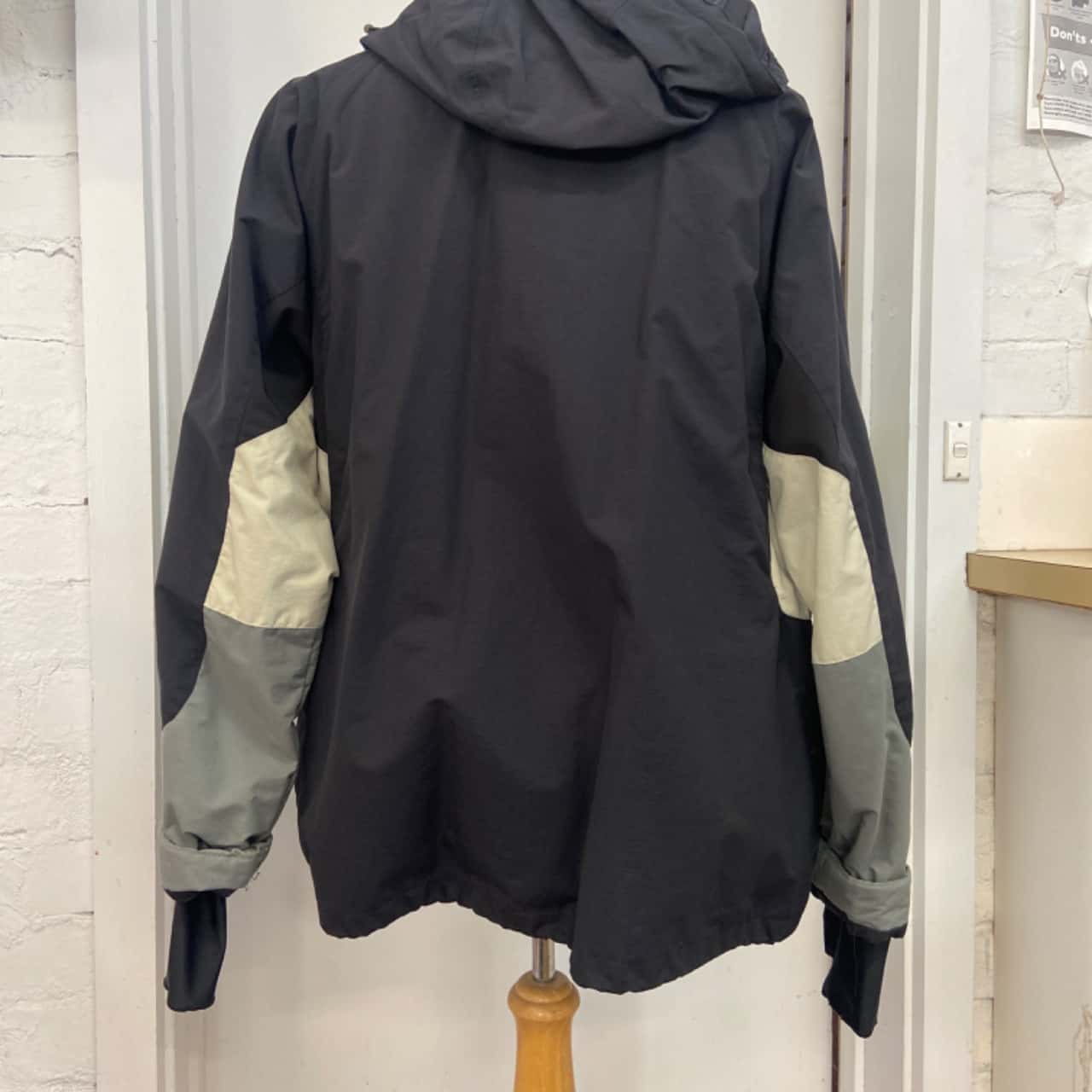 Oakley Road Fuel 3 jacket L Black (s) - Used Very Good | Salvos Stores