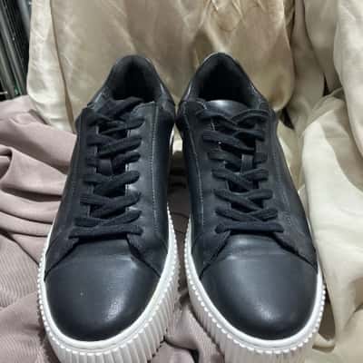 Country Road Womens  Size 40 Sneakers Black  