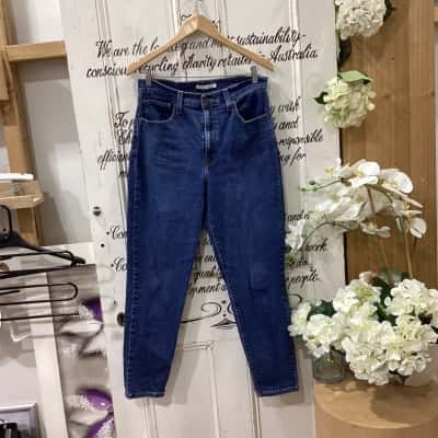 LEVIS BRAND! HIGH WAISTED MOM JEANS! Womens  Size 30 Mom Jeans Blue! THE PERFECT JEANS FOR ANY OCCASION! SOFT WITH A LITTLE BIT OF STRETCH! GREAT FOR DRESSING UP OR DOWN!